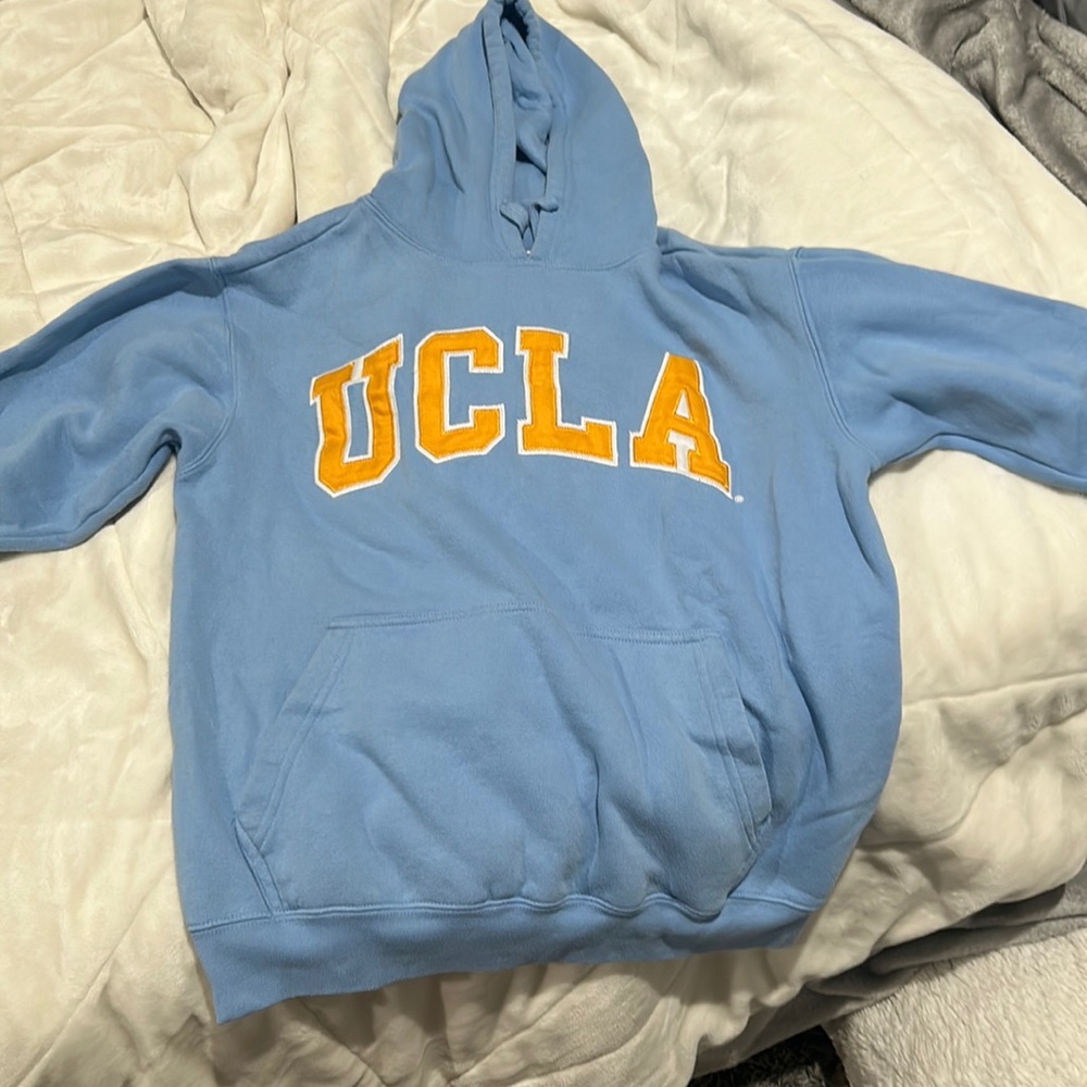 ucla hoodie super comfy!!
